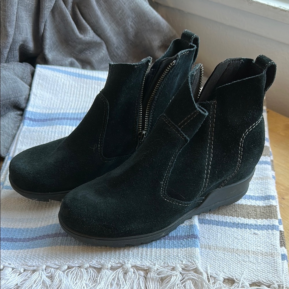 EUC Sorel Black Suede Waterproof Ankle Boots with Hidden Heel Side Zip 6.5